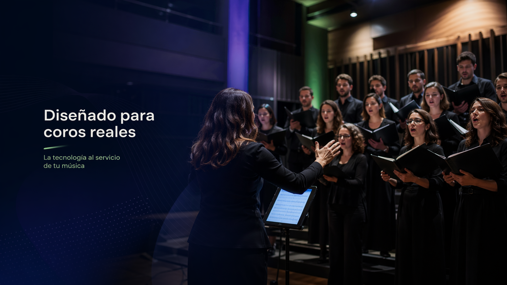 Directora guiando un coro en un auditorio con iluminación escénica